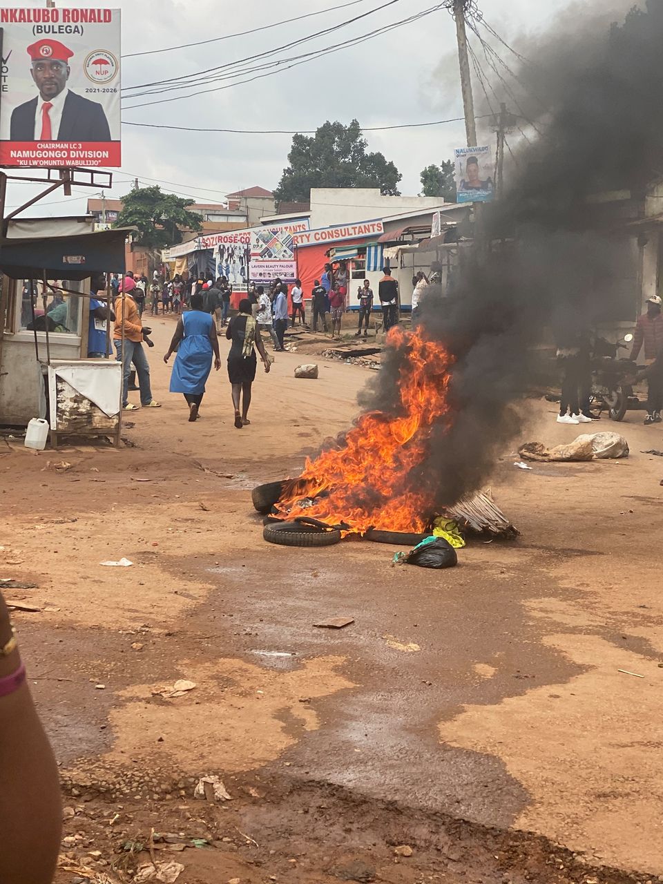 Uganda opptøyer brann bildekk